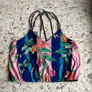 Resort Print Express Size S top with 2 snags.